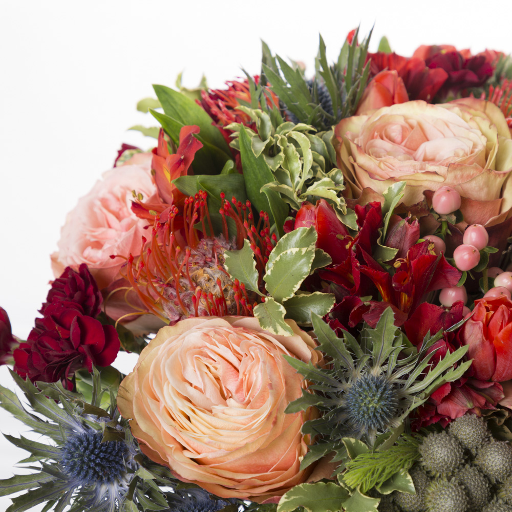 Букет с розами и эрингиумом