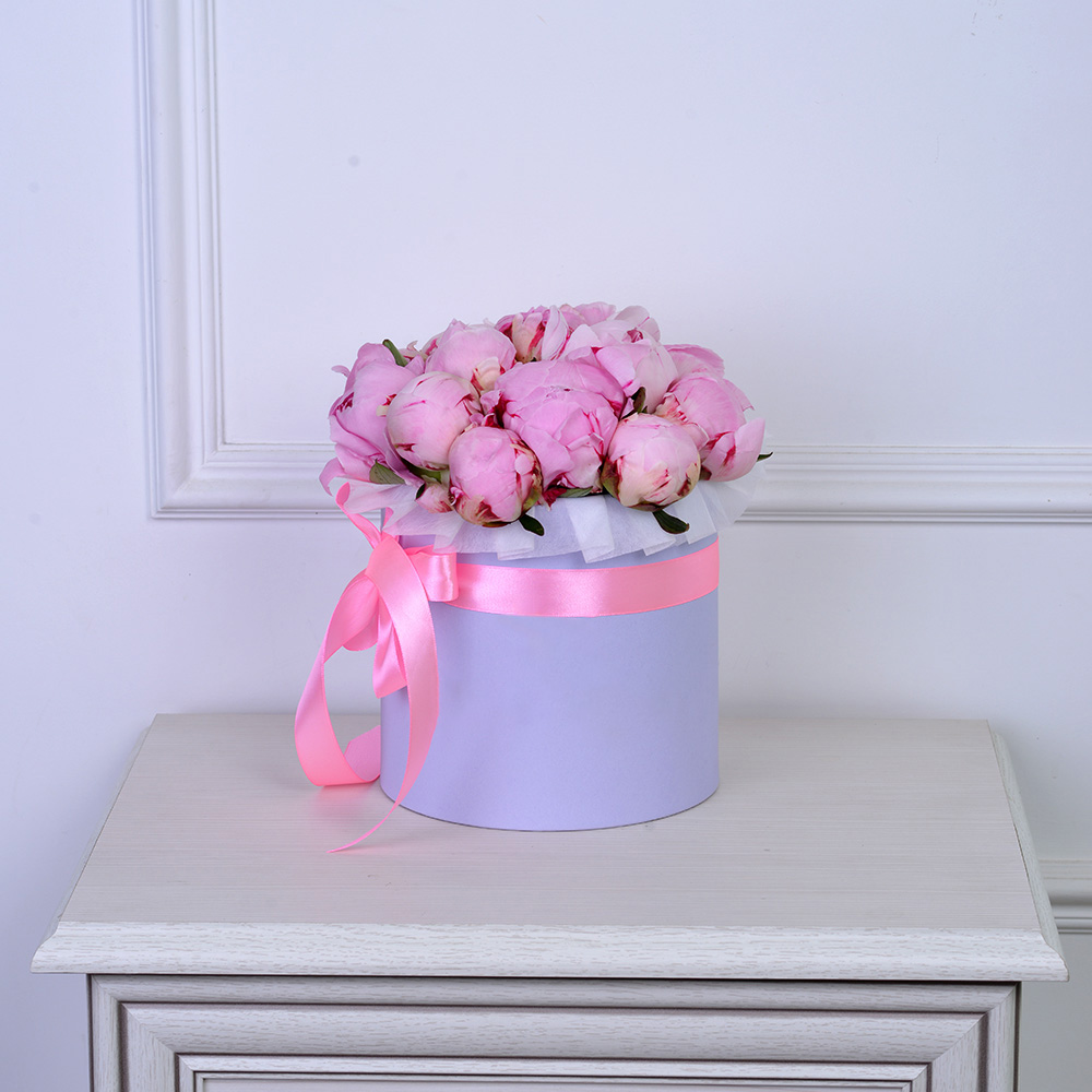 Букет из 15 розовых пионов в фиолетовой шляпной коробке