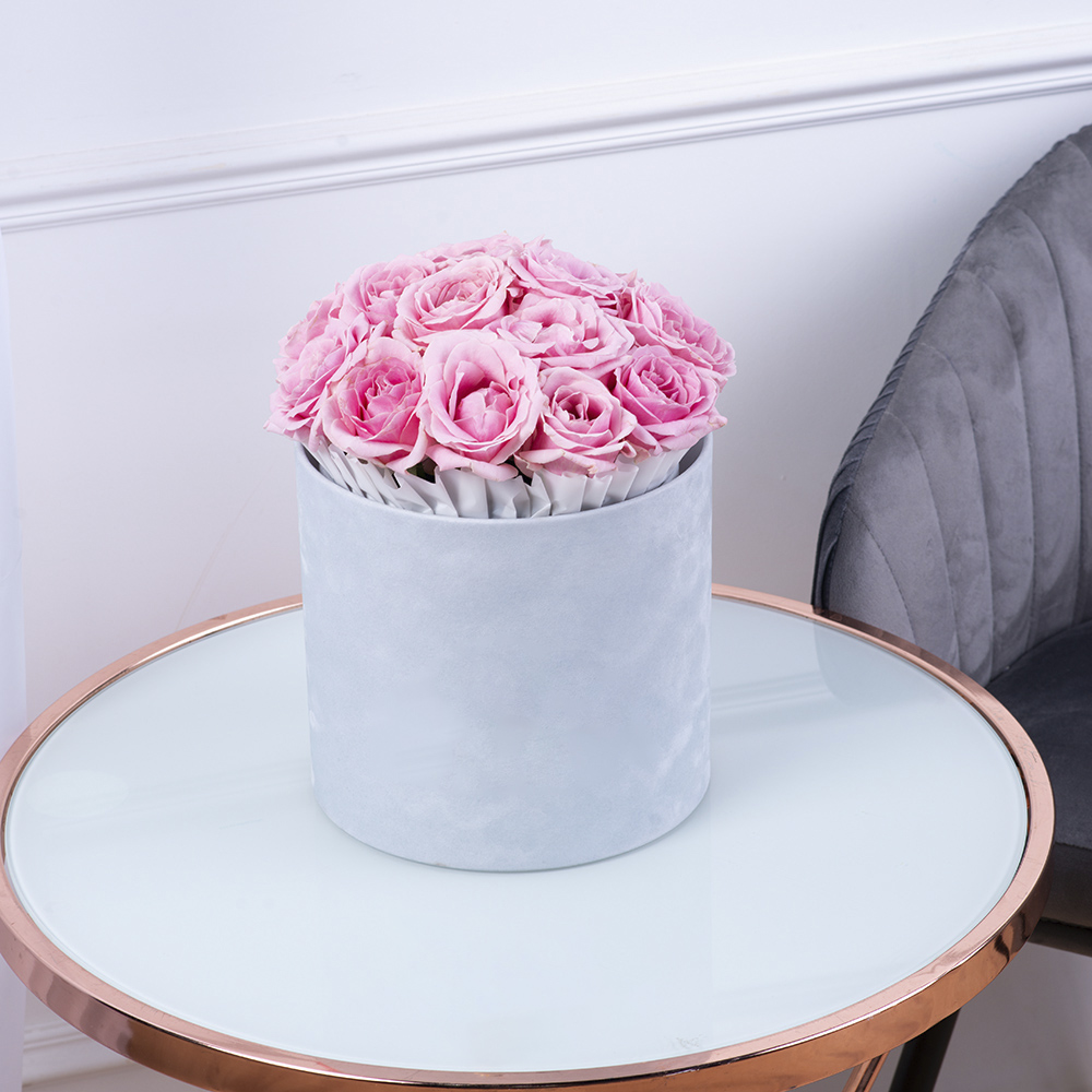 Букет из 15 розовых роз premium в серой бархатной шляпной коробке