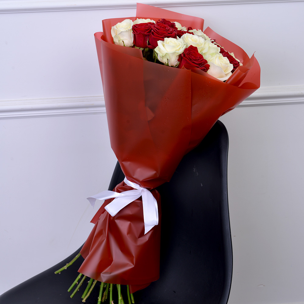 19 разноцветных роз 60 см