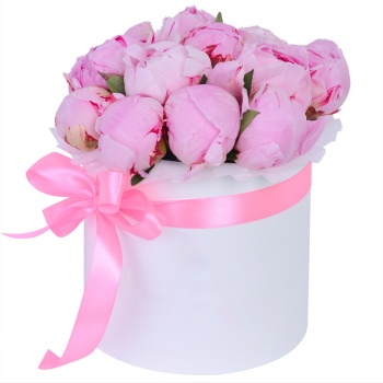 Букет из 15 розовых пионов в белой шляпной коробке