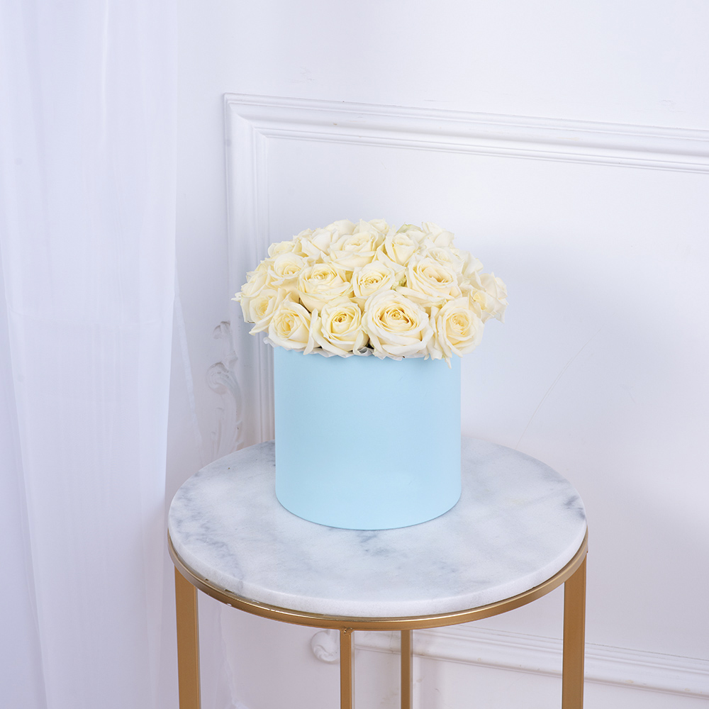 Букет из 35 белых роз premium в голубой шляпной коробке