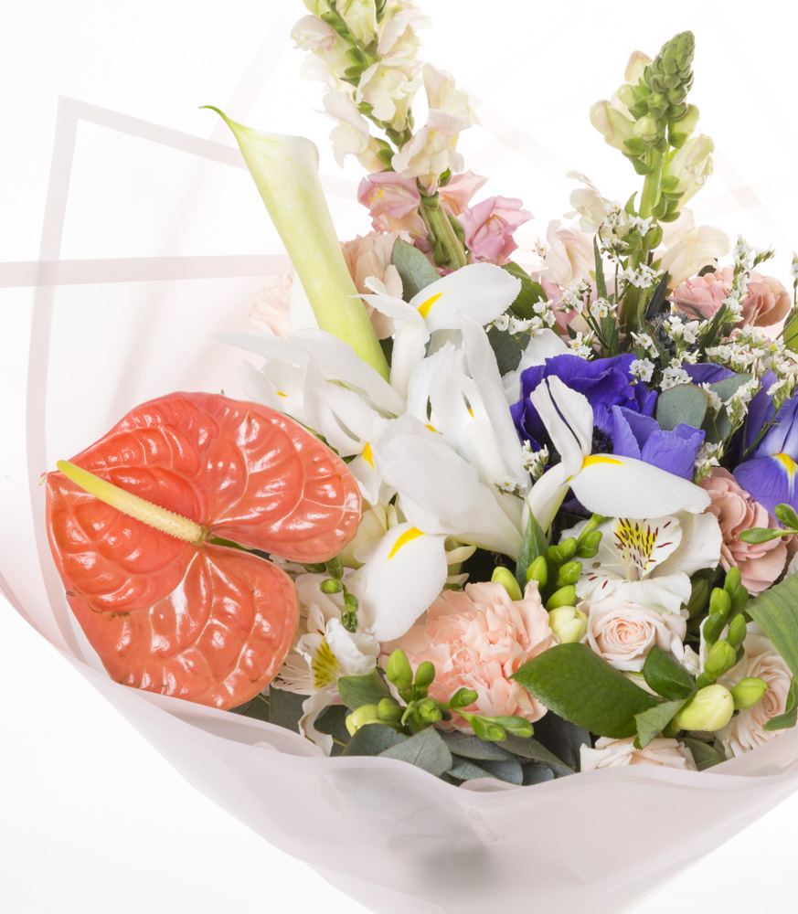 Букет из гвоздик, калл и фрезии