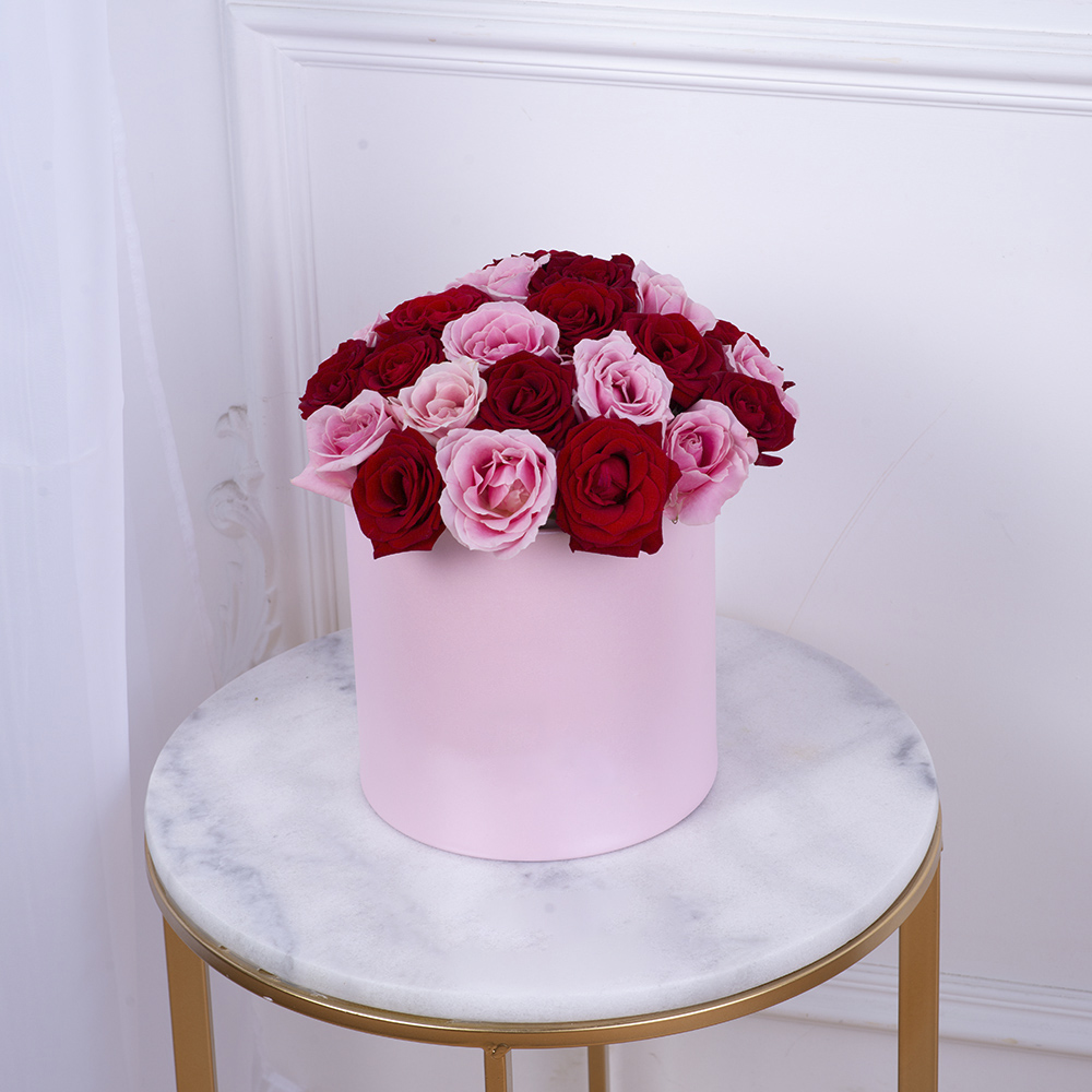 Букет из 35 разноцветных роз premium в розовой шляпной коробке