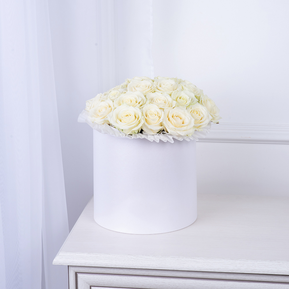 25 белых роз premium в белой шляпной коробке