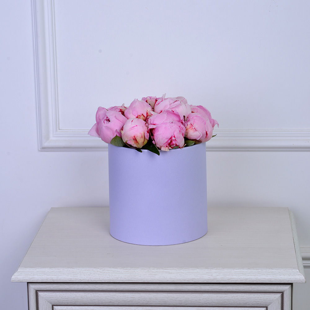 Букет из 11 розовых пионов в фиолетовой шляпной коробке