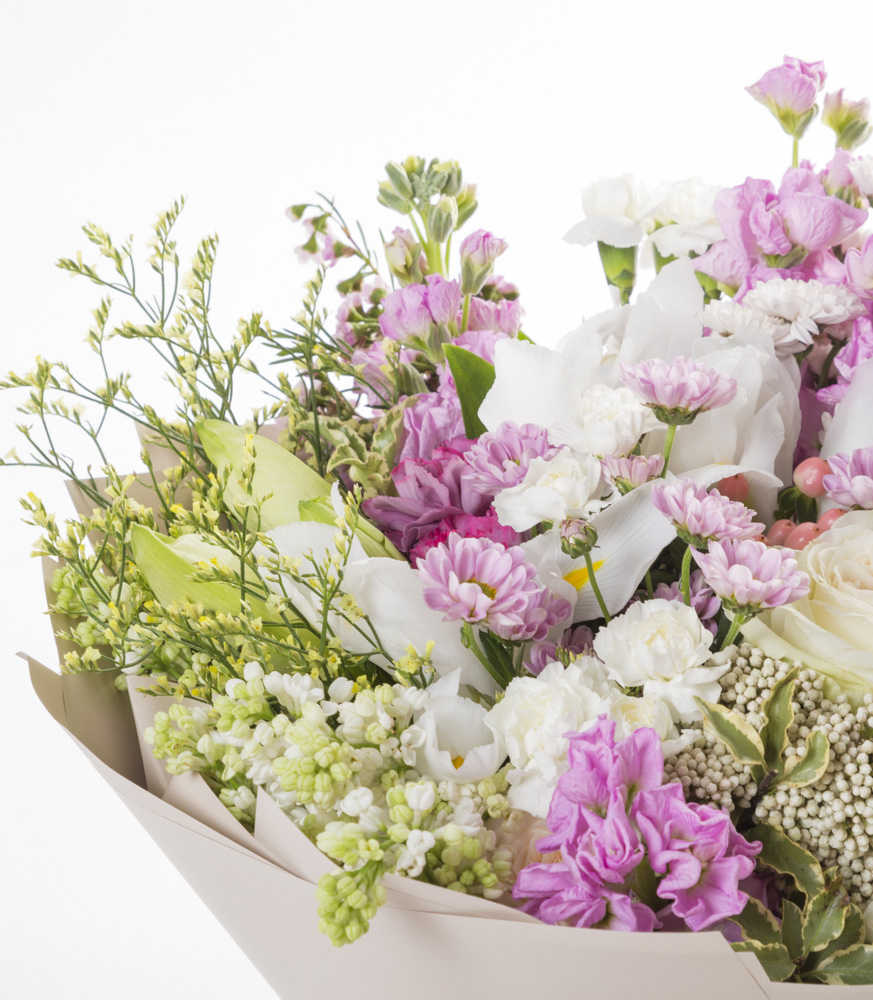 Букет из роз охаро, сирени, гвоздик и лимониума