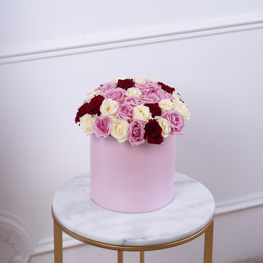 Букет из 51 разноцветной розы premium в розовой шляпной коробке