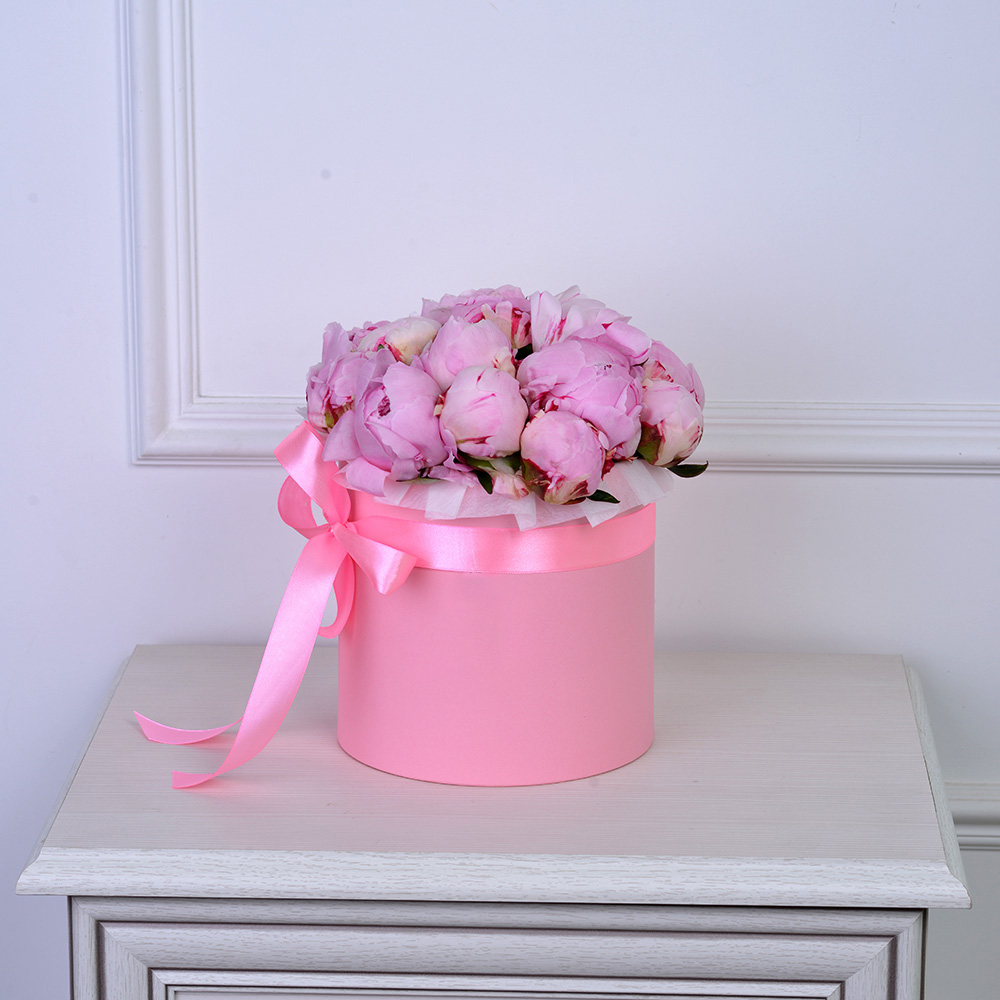 Букет из 15 розовых пионов в розовой шляпной коробке
