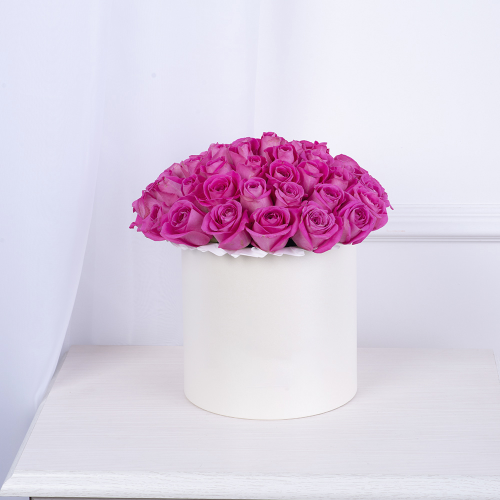 Букет из 35 розовых роз в кремовой шляпной коробке