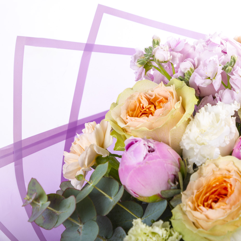 Букет с пионами и чайной розой