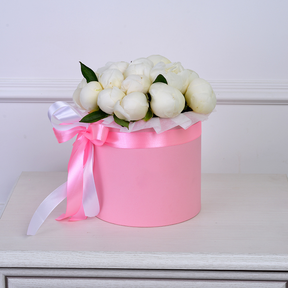 Букет из 15 белых пионов в розовой шляпной коробке