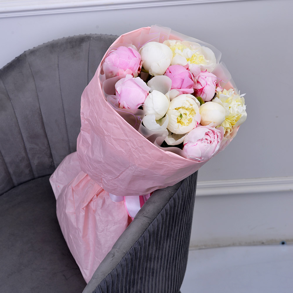 11 разноцветных пионов