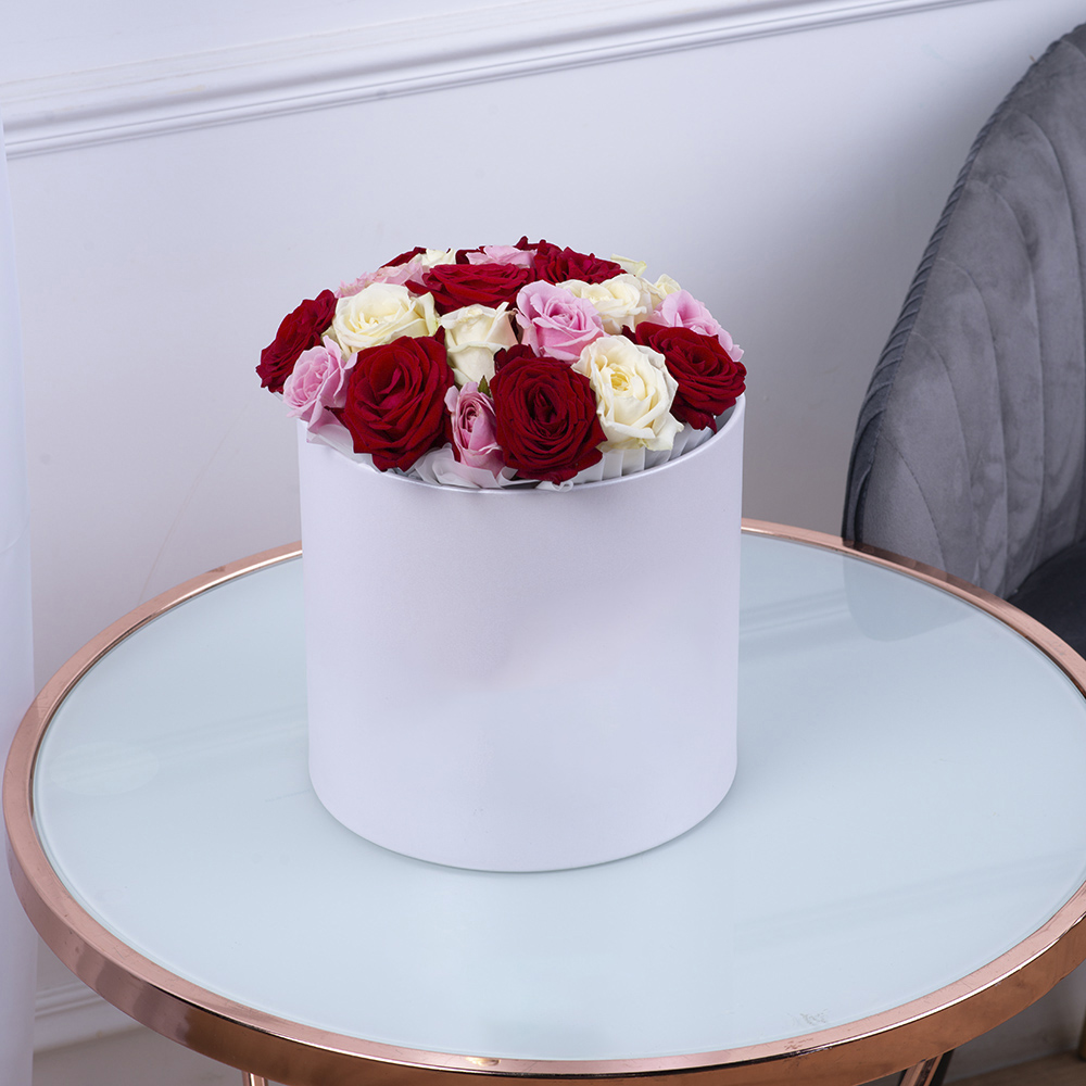 Букет из 21 разноцветной розы premium в белой шляпной коробке