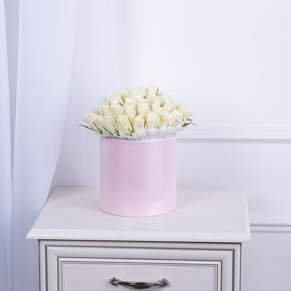 51 белая роза в розовой шляпной коробке