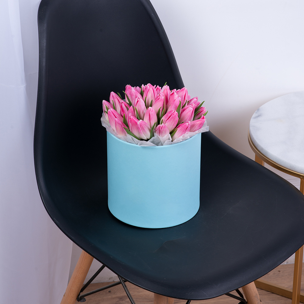 35 розовых тюльпан в голубой шляпной коробке